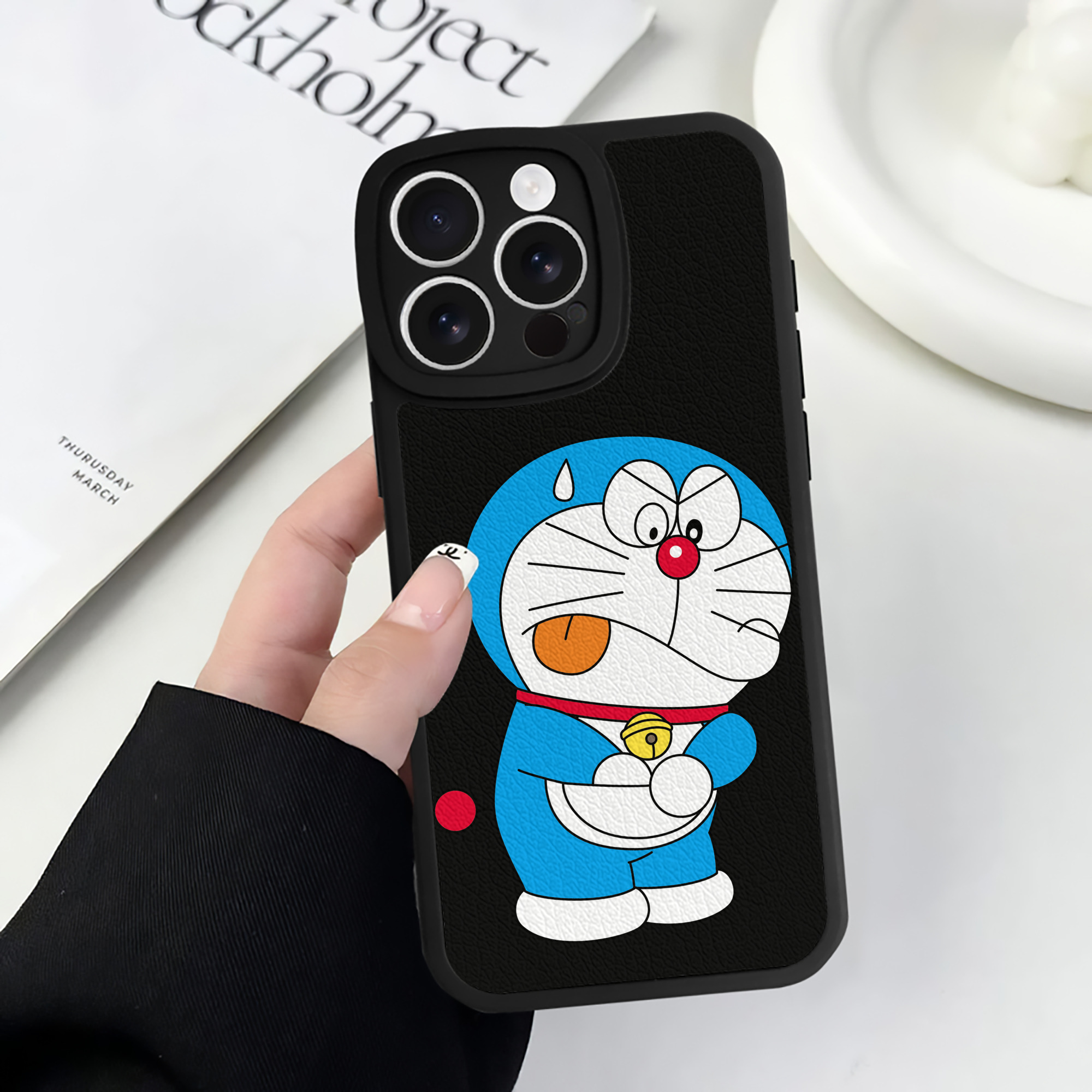 （画像用） ドラえもん Doraemon 【iPhone 16シリーズ対応】シリコンスマホケース（レザー調） 材質：シリコン
